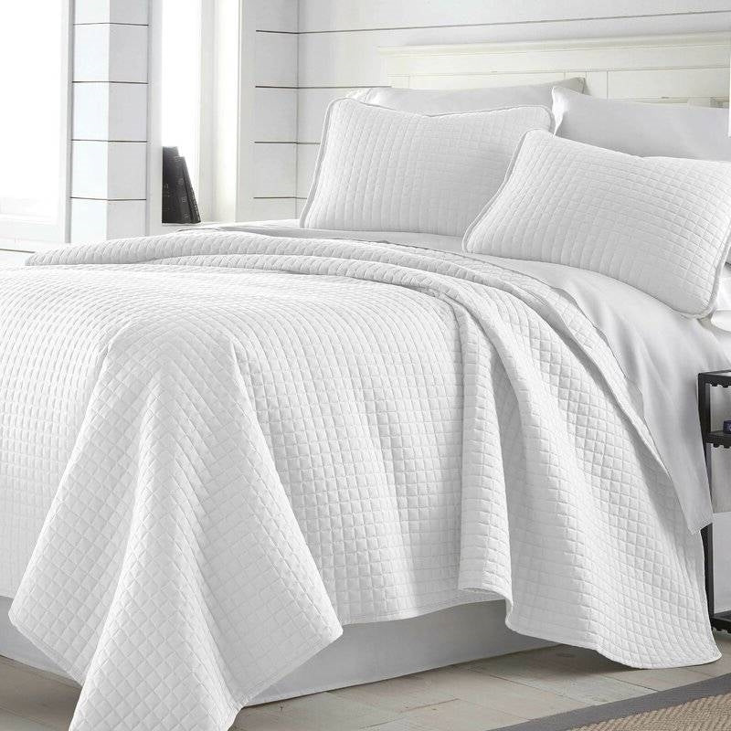 Full/Queen Lightweight White Ultra Soft 3-Piece Microfiber Quilt Set-1